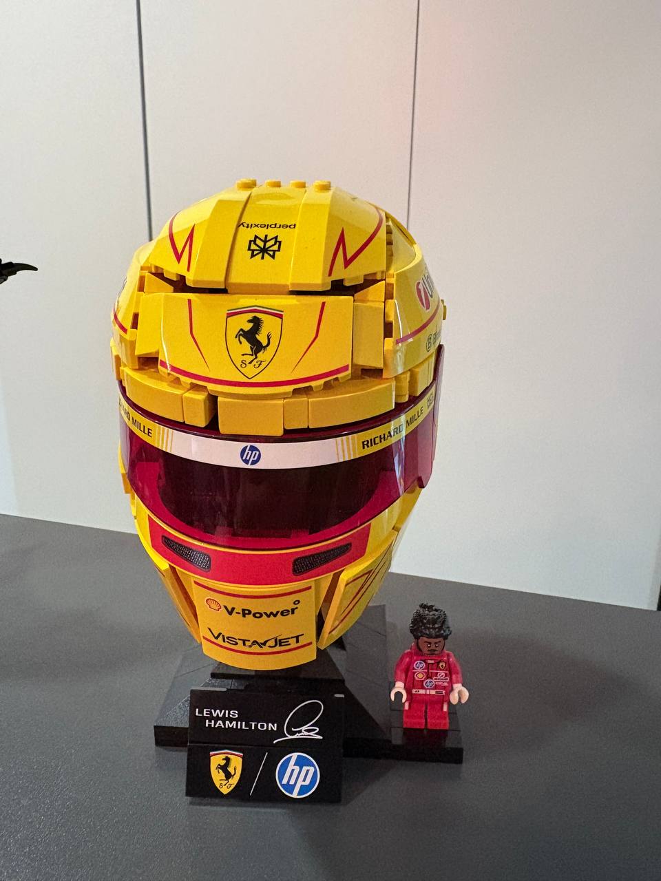 43022-1 Scuderia Ferrari HP Lewis Hamilton Helmet, Editions · 2026 · 884 детали