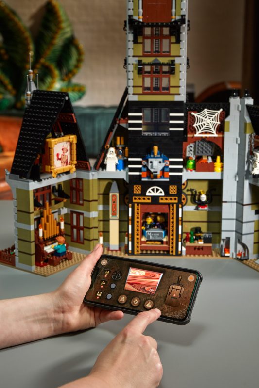 LEGO Creator Expert Fairground Collection 10273 Haunted House G7SX1 17 533x800 1 - ЖУТКО интересная модель «LEGO® Дом с привидениями» (10273).